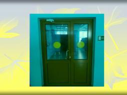 Входная дверь на 1 этаж оборудована предупредительным знаком  в виде двухстороннего жёлтого круга.